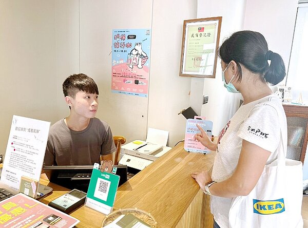 新竹市環保局與轄內15家旅宿業者合作推出「環保旅行咖‧自備抽好禮」。圖/新竹市政府提供