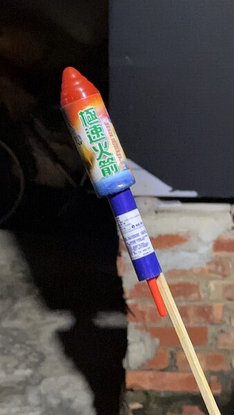 施姓男子疑為了向被害人催討4千元欠款不成後,到台南市安南區一家裝潢公司,涉嫌發射同型爆炮,警詢後依恐嚇罪嫌法辦。記者黃宣翰/翻攝