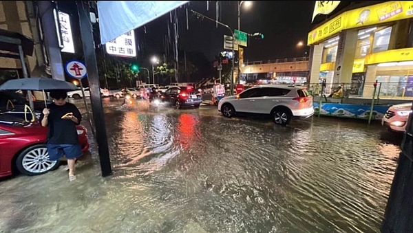 南市北區公園北路B幹線雨水下水道第一期工程，卻因發現疑似府城城垣等古物而停擺，日前下雨淹水嚴重。圖／陳怡珍提供