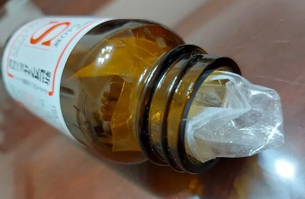 裝在藥瓶裡的塑膠紙團,事實上是防止藥品碎裂的填充材。示意圖/讀者提供