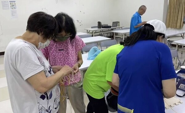 港嘴里舉辦中國結課程。（圖／板橋樂生活Ｘ有你有我）