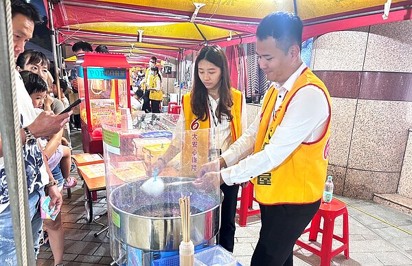 永慶房屋熱情響應中秋節活動，與里民一起設立攤位，準備棉花糖、爆米花等物資，讓活動更熱鬧。圖／永慶房產集團提供