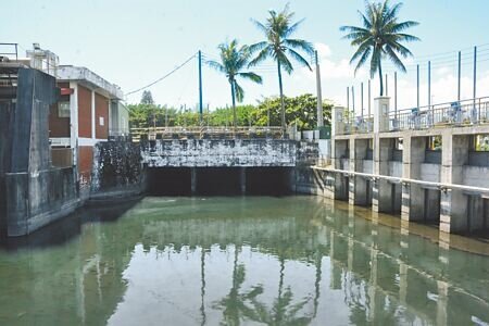 花蓮縣政府爭取中央補助連同自籌款共2.5億元,規畫在南濱抽水站對面西側興建南濱滯洪池,完工後將對市區排水有加乘效果。(王志偉攝)