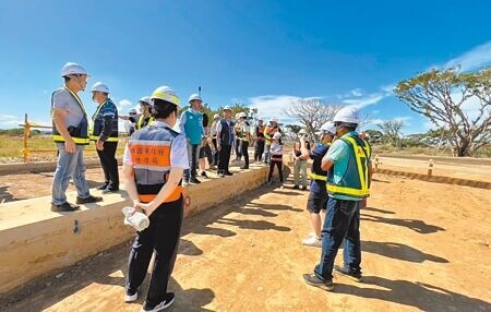 桃園航空城機場園區安置街廓28日辦理首批土地點交作業,搬遷戶、民代、民航局及地政局等單位皆到場關注,點交後民眾即可展開後續申請建照及興建住宅事宜。(蔡明攝)