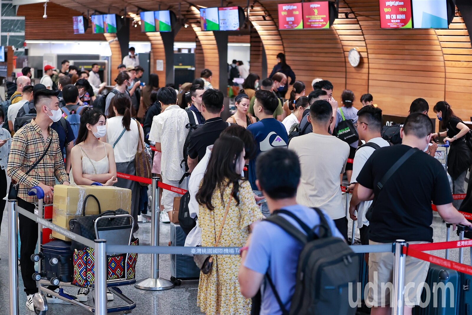 疫後旅遊市場復甦,國人偏好出國旅遊,今年以來各連假桃園機場出境旅運量不斷創新高,中秋連假單日最高旅運量已近12萬人次。記者黃仲明/攝影