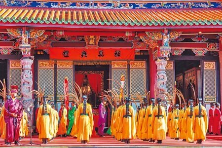 昨天是教師節,全國教師工會總聯合會提出「配合少子女化,落實精緻國教」等4大訴求。圖為台北市孔廟舉行孔子誕辰2573周年釋奠典禮,大龍國小學生表演六佾舞。 (郭吉銓攝)