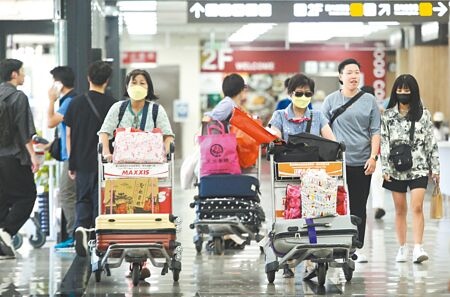 
中秋節連續假期正式展開，台北松山機場28日下午已出現不少出遊、返鄉人潮，民眾拖著行李辦理登機手續、在大廳內來回穿梭。（張鎧乙攝）
