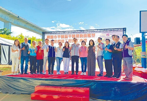 桃園市正逢公園遊戲場改造階段,市長張善政(前排右七)28日表示,今年撥4.7億元中央統籌分配稅款推動7大旗艦型公園,預計明年底前全數完工。圖/記者蔡明亘攝