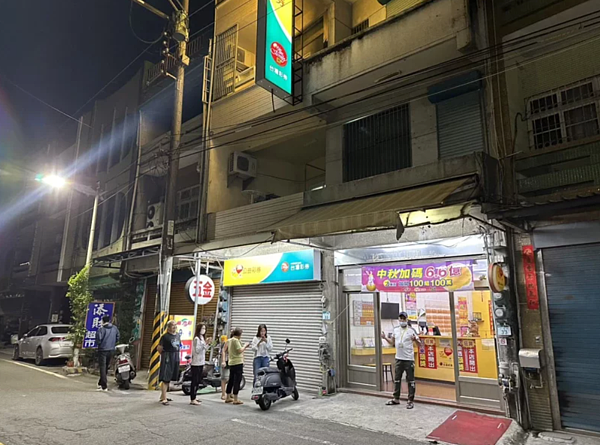 高雄市彌陀區中正路能發彩券行開出威力彩頭獎金額9.11億元的消息傳出,吸引鄉親前來恭喜。圖/讀者柯先生提供