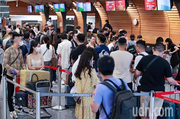 疫後旅遊市場復甦,國人偏好出國旅遊,今年以來各連假桃園機場出境旅運量不斷創新高,中秋連假單日最高旅運量已近12萬人次。記者黃仲明/攝影