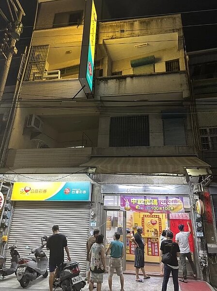 高雄彌陀一彩券行開出威力彩頭獎,一人獨得9億多。圖/能發彩券行提供