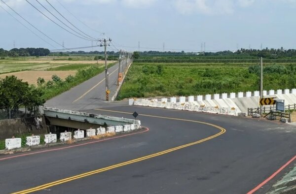 溪埔中路（南121線）連接122線的豐年橋，在道路拓寬後高低差會更明顯，未來預計也將修建避免危險。莊曜聰／攝影
