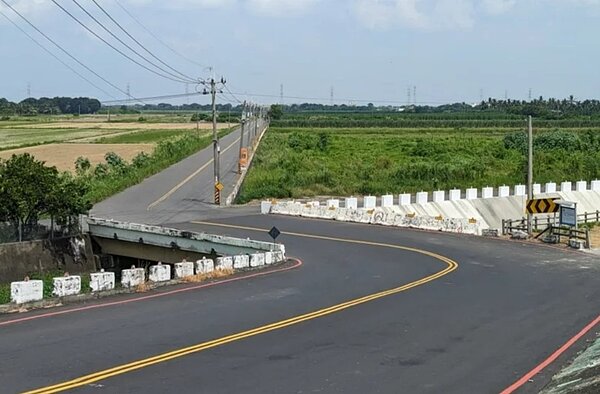 溪埔中路（南121線）連接122線的豐年橋，在道路拓寬後高低差會更明顯，未來預計也將修建避免危險。莊曜聰／攝影

