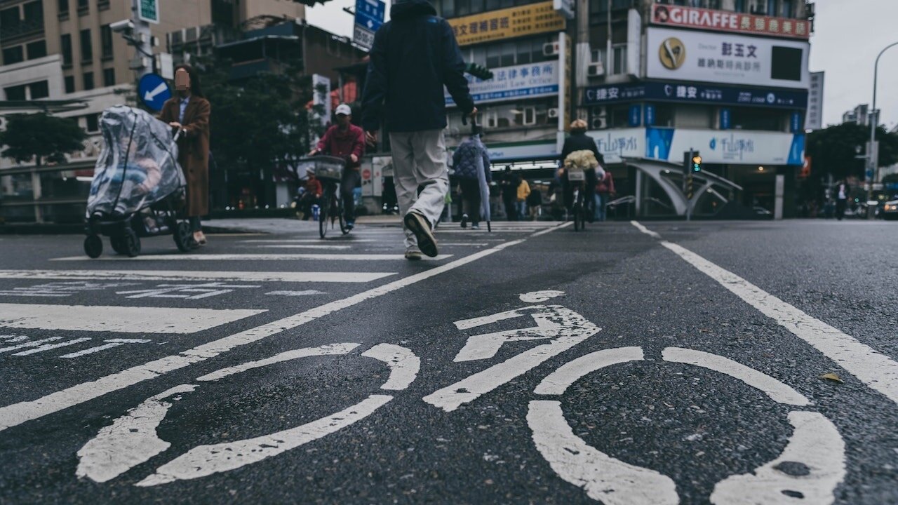 ▼原PO和家人聊天時,認為「民國80年代」是「台灣最幸福的年代」,引發網友熱議。(示意圖/取自<a href="https://www.pexels.com/zh-tw/photo/7478006/"><span style="color:#000000;">Pexels</span></a>)