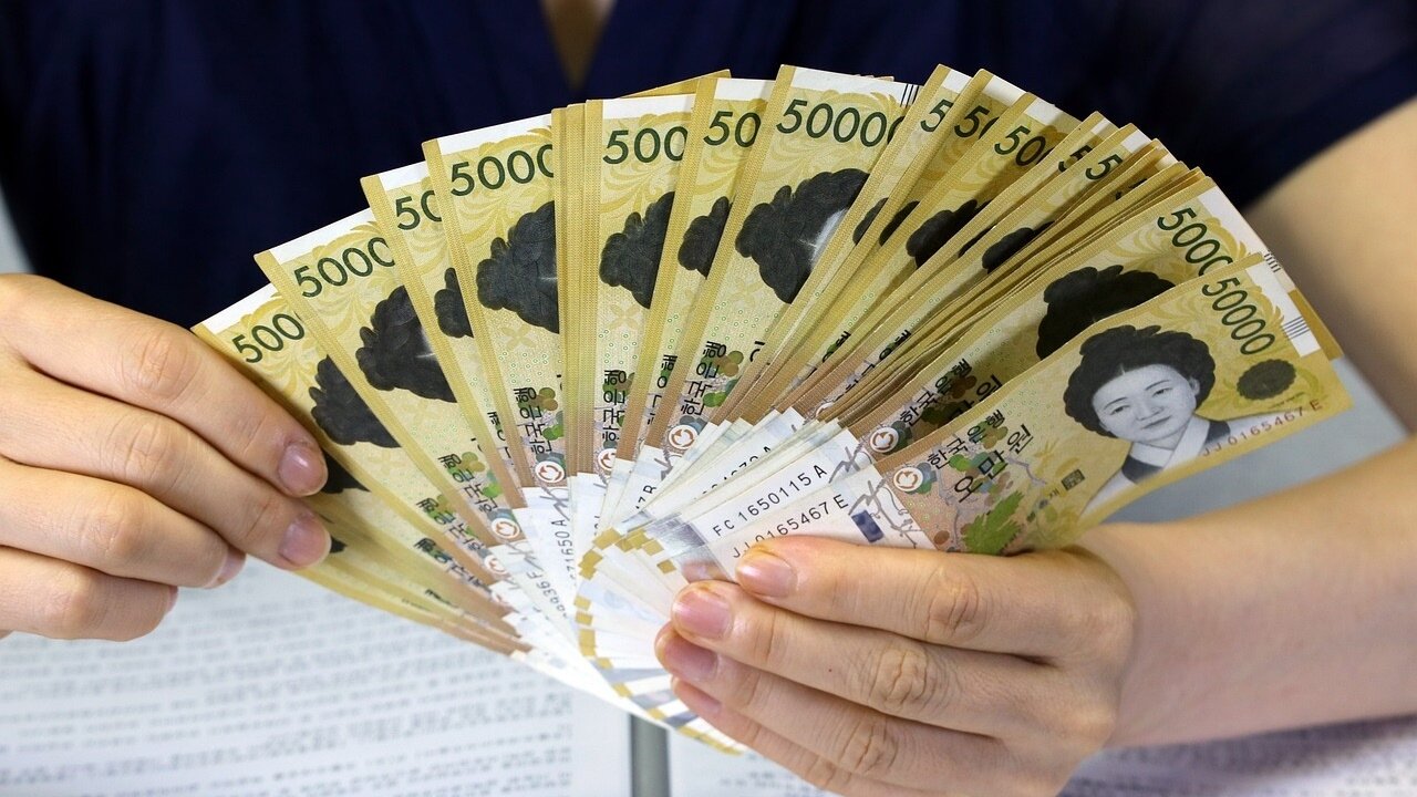 ▼有網友提醒,當年的房價雖然比現在低,但多數人仍需要用房貸買房,而當時的房貸利率比現在高很多,買房不一定真的輕鬆。(示意圖/取自<a href="https://pixabay.com/photos/don-money-call-finance-cash-3565703/"><span style="color:#000000;">pixabay</span></a>)