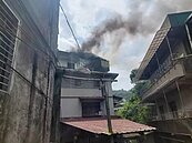 疑飲水機短路起火　新店公寓頂樓冒火煙　緊急疏散10人