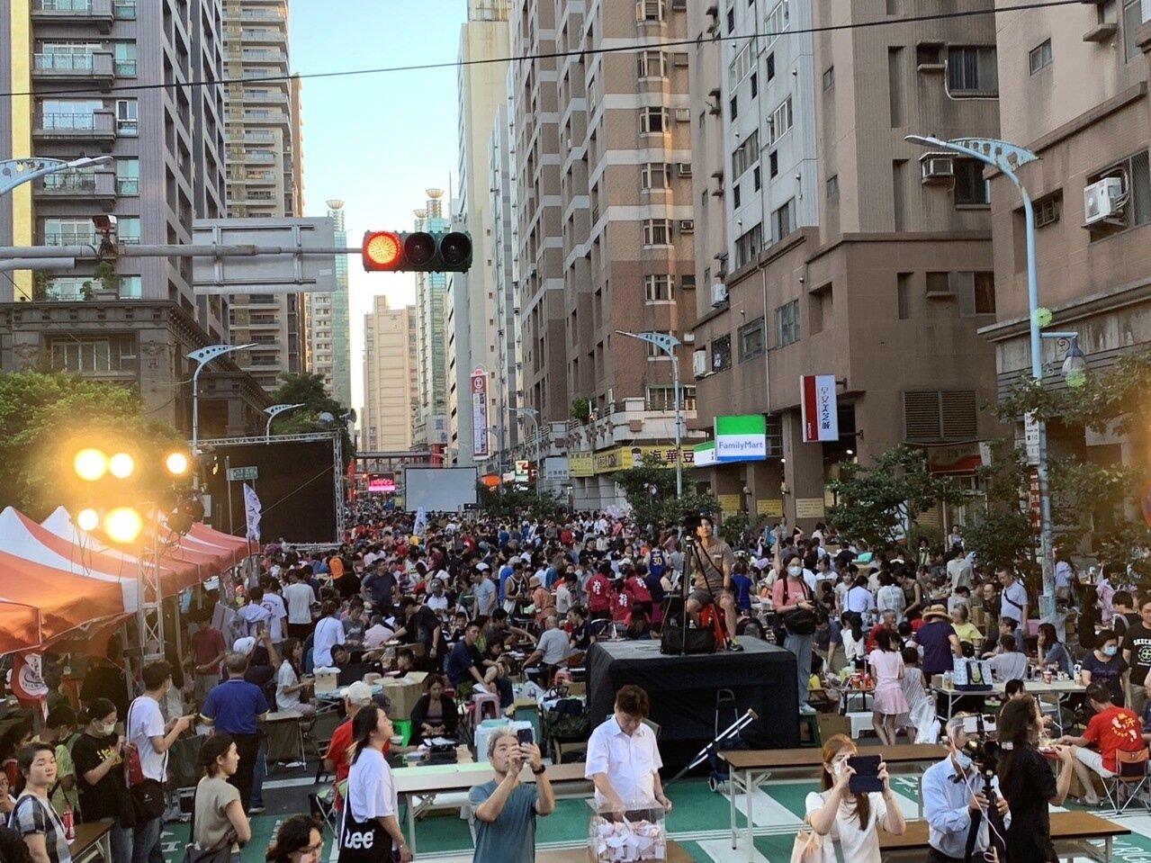 邁入第21年的中壢萬人封街烤肉昨晚登場,前2年因疫情停辦今年強勢回歸,主辦單位桃園市新都心生活文化協會召集中壢SOGO周邊18個里共同舉行,封閉六和路及九和六街等路段舉行。記者翁唯真/攝影