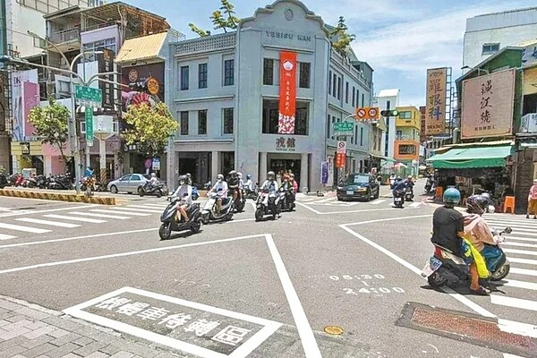 台南市10月初試辦機車不強制二段式左轉，再評估逐步擴大推動。圖／議員林依婷提供
