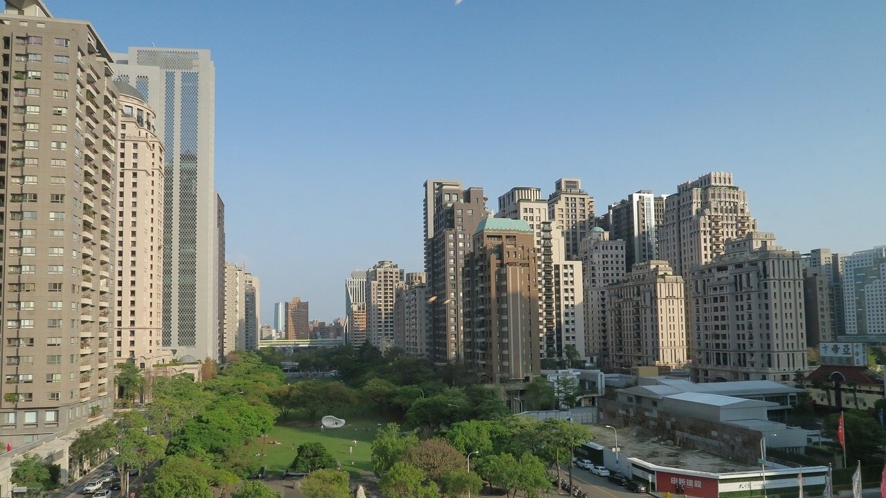 ▼原PO有意在台中買房,看房後卻被高房價嚇到下不了手,問「明年囤房稅上路後建商會降價嗎?」(示意圖/取自<a href="https://pixabay.com/photos/taiwan-taichung-city-building-park-5466886/"><span style="color:#000000;">pixabay</span></a>)