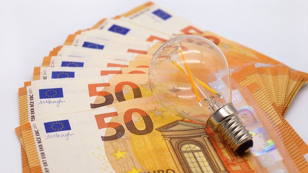 ▼原PO表示,這個月房東繳費通知中電費突然多了許多,讓她大為吃驚,也感到疑惑。(示意圖/取自<a href="https://pixabay.com/photos/money-finance-cash-lightbulb-led-7727565/"><span style="color:#000000;">pixabay</span></a>)