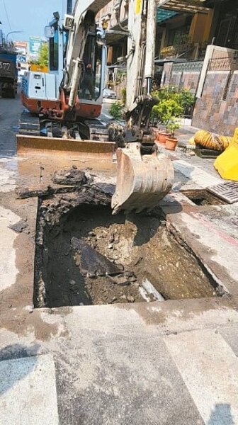 高市府水利及工務等相關局處昨到前鎮區建隆街開挖,疑是側溝及箱涵有滲水。記者王昭月/翻攝
