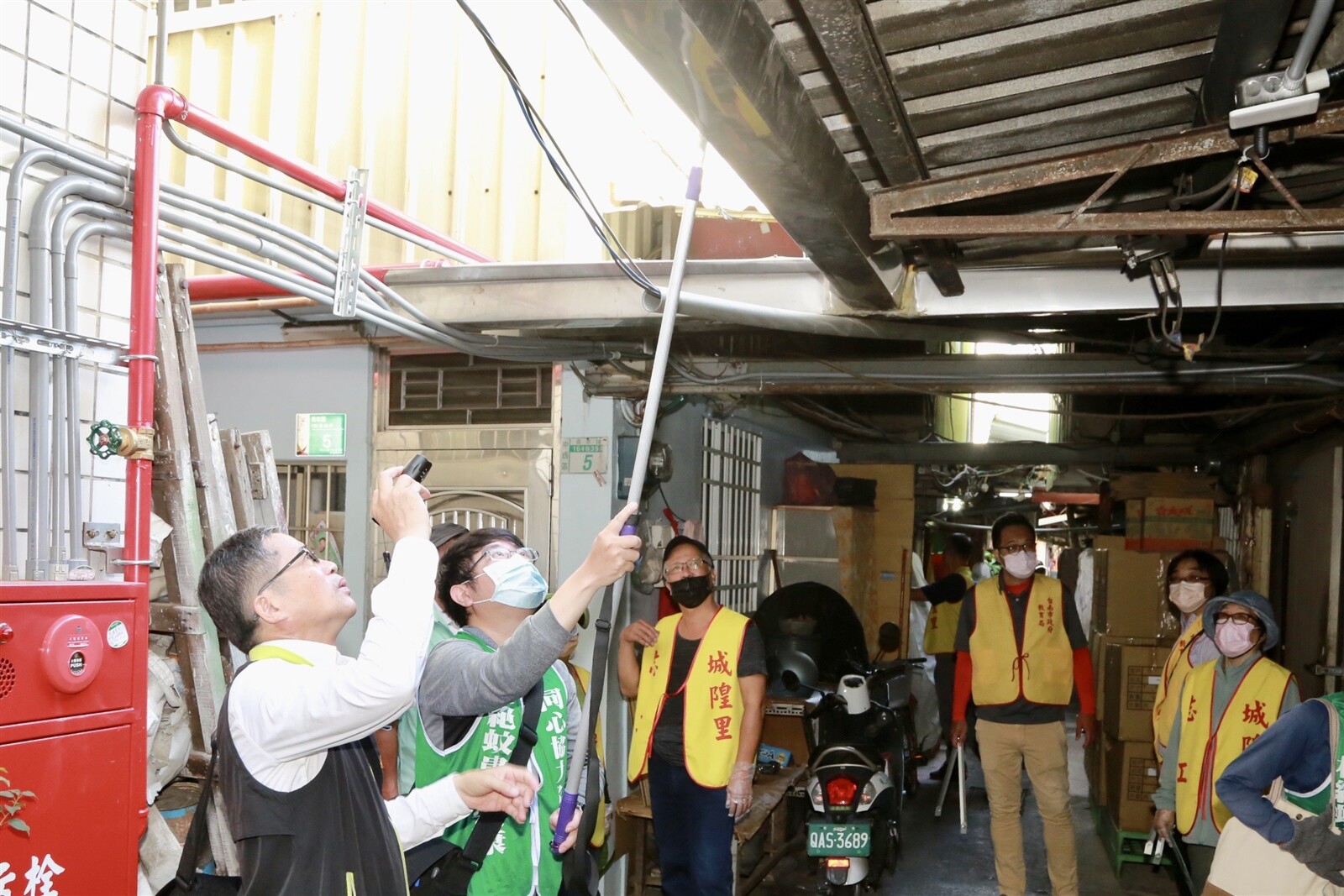 中秋連假登革熱防疫工作不鬆懈,市長黃偉哲一早到中西區城隍里為第一線防疫人員加油打氣。圖/臺南市政府提供