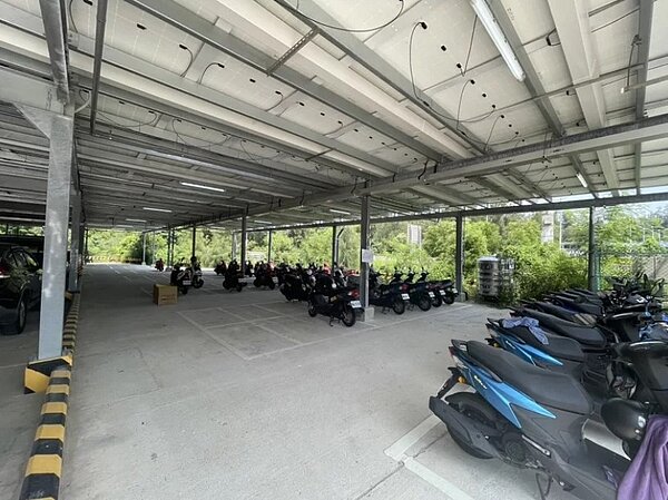 金門縣府表示,航空站第三停車場,將自10月1日啟用機車收費。圖/縣府提供