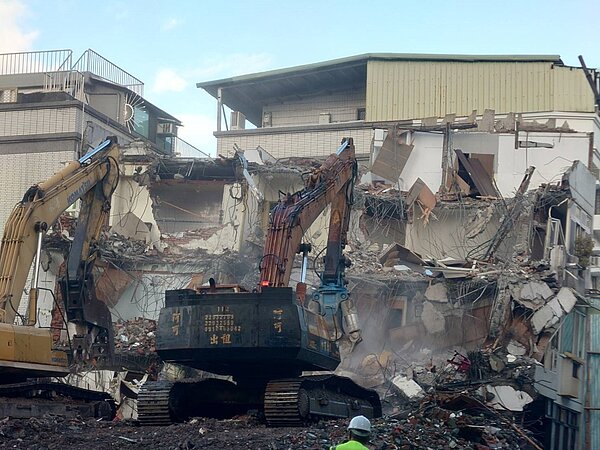 北市大直塌陷民宅拆除作業明提早5天完成。圖/北市府提供