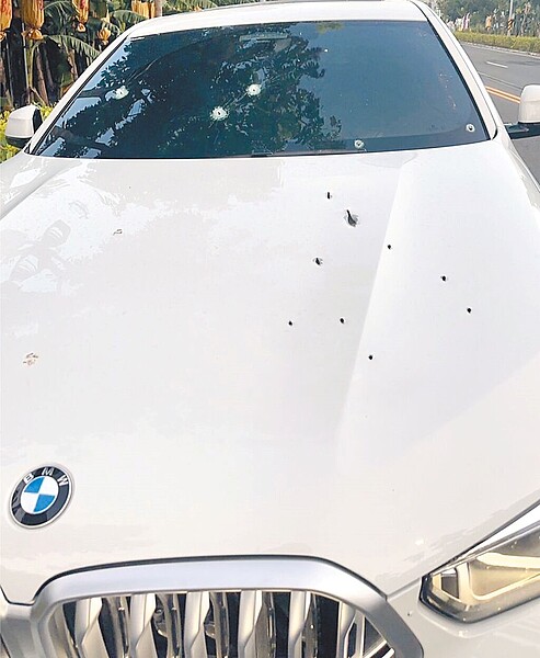 中秋連假首日,屏東市和平、光復路口清晨5時許槍響不斷,有輛BMW的引擎蓋、擋風玻璃都是彈孔,車內1男手臂中彈,幸無生命危險。(民眾提供/謝佳潾屏東傳真)