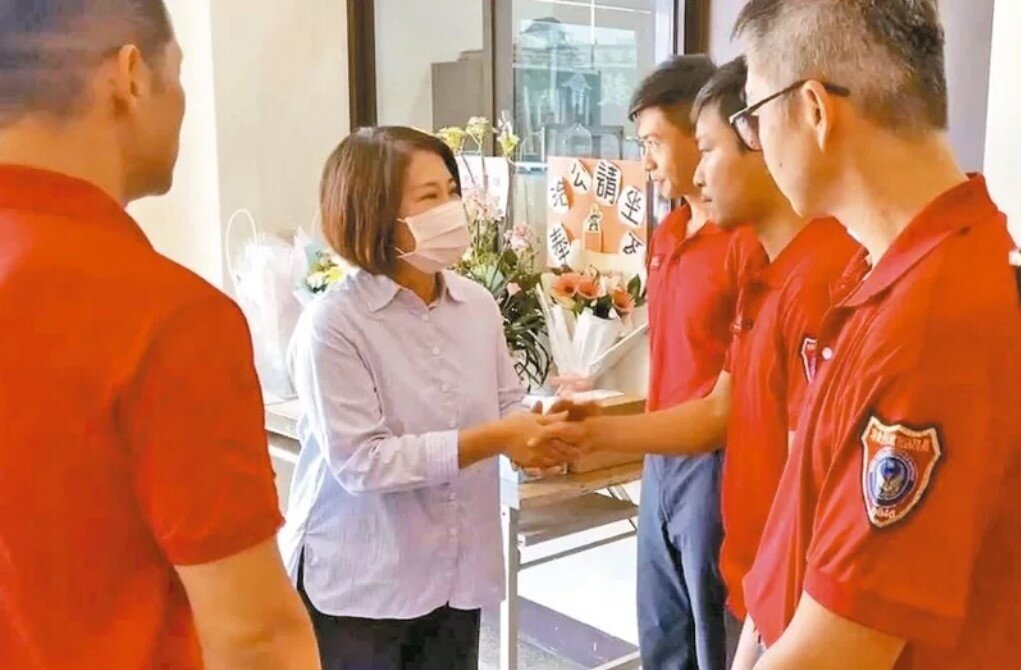 屏東縣長周春米(左2)29日到屏二分隊給消防弟兄們加油打氣。圖/屏東縣政府提供