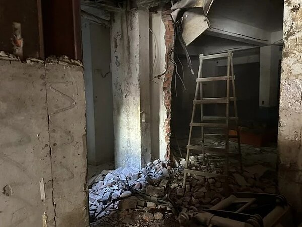 新北市淡水區知名「海風餐廳」今天下午冒出濃煙,裝潢工人持滅火器將火撲滅,起火原因待查。記者曾伯愷/翻攝