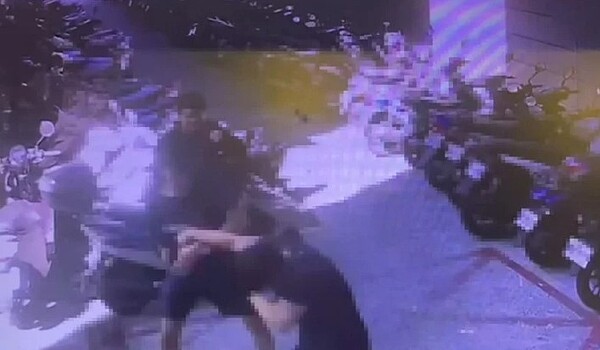 近日有住戶在後巷停機車時與健身房員工爆發口角,雙方大打出手,事後互告傷害,警方介入後依傷害罪將2人送辦。記者李隆揆/翻攝