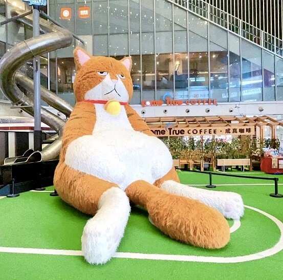 全台最大、3米高的「橘貓重重」首次在台中大魯閣新時代購物中心現身。業者提供