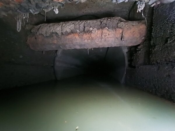 台北市重慶北路3段兩處地下水管道,被數個管線管線障礙橫越,阻攔水流。圖/議員陳炳甫提供