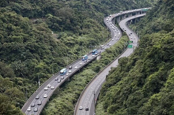 高公局預估,今天中午11時起北上車流漸增,國五車流可能持續到午夜。示意圖。圖/聯合報系資料照片