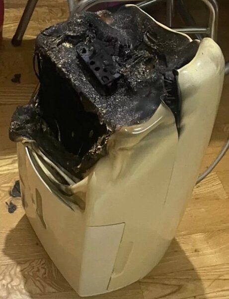 王女在新北市三重區住處聞到煙火,四處查看赫見適除濕機起火,自行撲滅。記者曾伯愷/翻攝