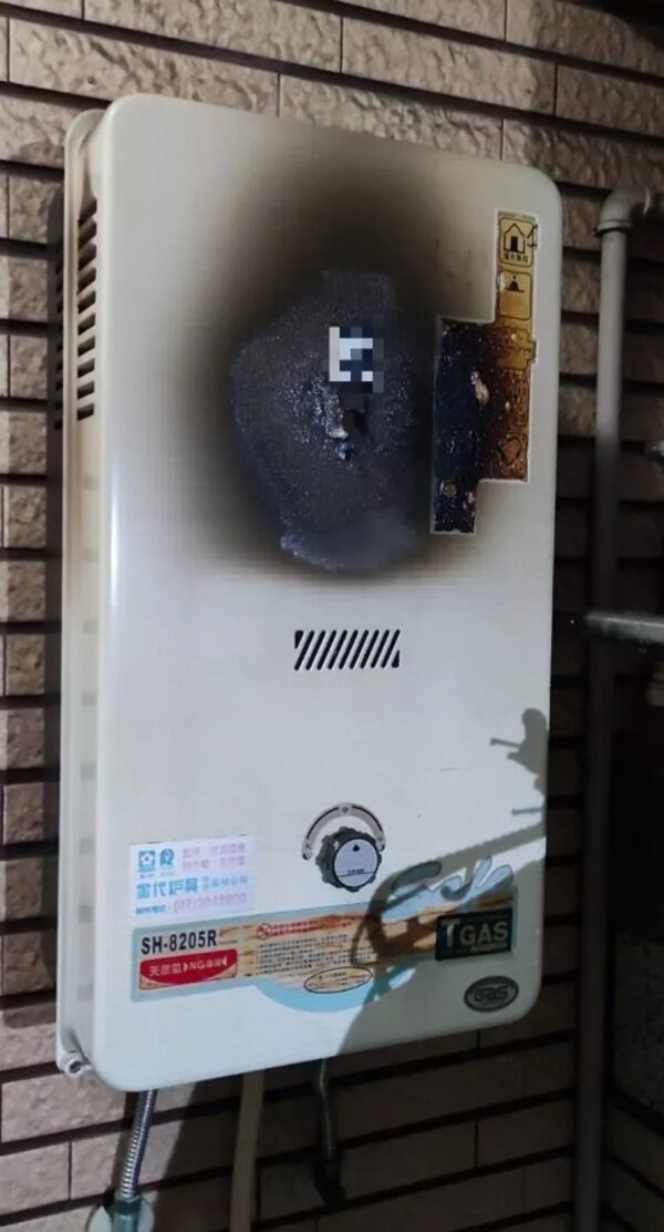 高雄住宅熱水器無故自燃，消防局發現，原來是水龍頭故障惹禍。圖／高雄市消防局提供
