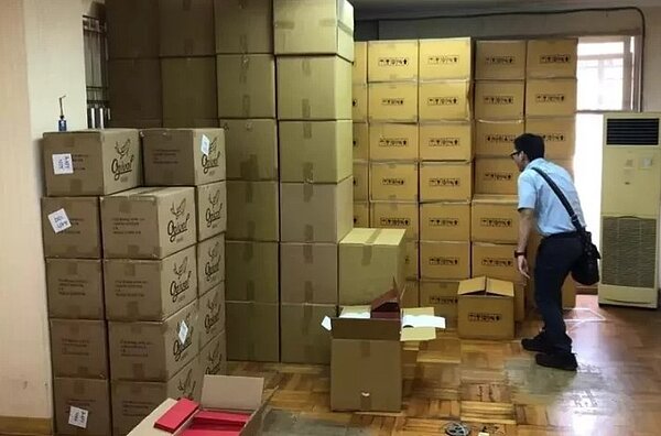 仁徠公司查扣大量SWISS MADE Og名表。圖/台中處提供
