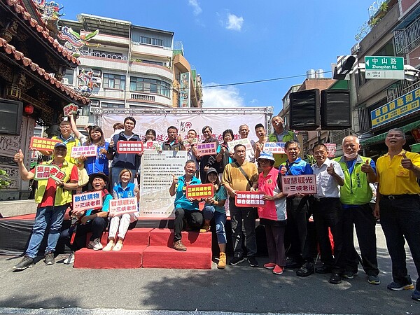 「秋遊三峽挺公益、振興回饋在老街」活動於29日熱鬧登場,歡迎大家一起到三峽消費、抽獎、做公益。圖/新北市政府經發局提供