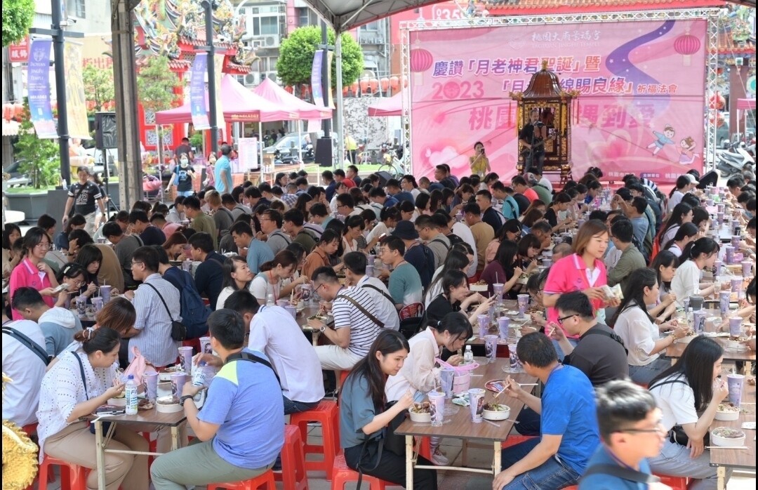 桃園景福宮未婚聯誼安排餐敘，讓報名的男女能更了解彼此。記者鄭國樑／攝影 