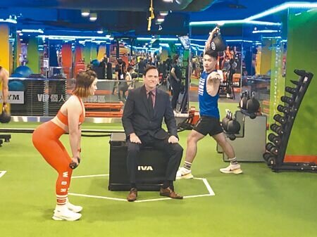 健身俱樂部雙雄柏文旗下健身工廠及World Gym,第四季分別鎖定台中、桃園加速展店計畫。圖為World Gym台灣區董事長暨總經理柯約翰(中)。圖∕劉朱松