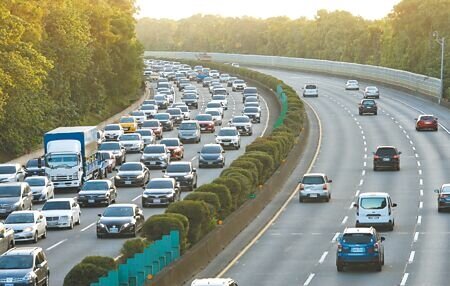 中秋節連續假期第2天,國道3號傍晚時刻北上龍潭至大溪路段車潮湧現,時速在20-40公里間,與南下車流強烈對比。(陳怡誠攝)