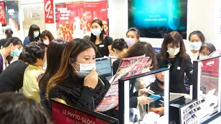 百貨周年慶開跑,大型發卡銀行看好今年周年慶商機,第四季簽帳金額可望衝上2,000億元。圖∕本報資料照片