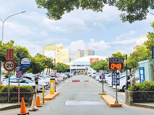 為避免民眾誤入停車陷阱,台中市府交通局要求民營業者數字大小統一,10月起會列入重點稽查。(台中市政府提供/張亦惠台中傳真)