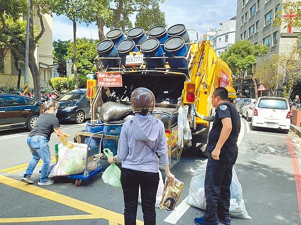 桃園欣榮焚化爐10月起將整改至明年6月中,民眾擔憂垃圾處理負荷不及,環保局表示,整改期垃圾主要由生質能中心與垃圾區域處理合作縣市互惠分擔。(環保局提供/蔡明亘桃園傳真)