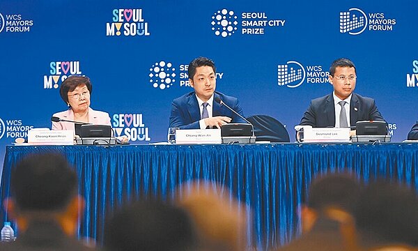 台北市長蔣萬安(中)日前在韓國首爾世界城市高峰會分享大數據經驗,不過YouBike設站的簡報中竟有一大片是位處在陽明山和貓空等地,引發爭議。(台北市政府提供/丁上程台北傳真)