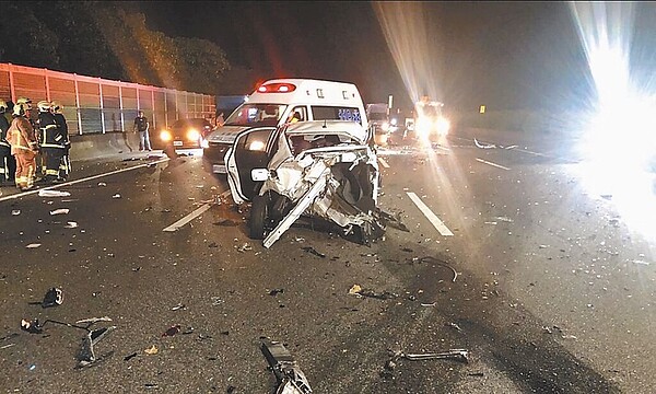 國道3號鶯歌路段30日凌晨發生重大車禍,造成1死3傷。(警方提供/王揚傑新北傳真)