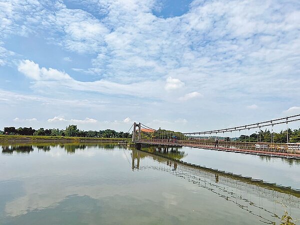 台南市政府觀光旅遊局計畫於虎頭埤風景區與新化果菜市場建置3.5公里的纜車,被看好將為山區觀光創造新亮點。圖為有「台灣第一水庫」美名的虎頭埤風景區。(虎頭埤風景區提供/曹婷婷台南傳真)