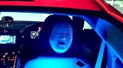 日本一名車主為了避免遭到後車駕駛挑釁，便用心改造愛車，在駕駛座設置了「秘密武器」。示意圖／推特@hachiro_shark
