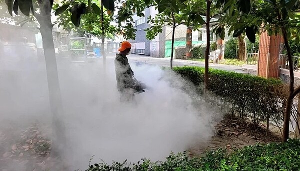 嘉縣衛生局中秋連假持續孳生源查核、衛教及化學防治,目前全縣累計確診達45例。圖/嘉義縣政府提供